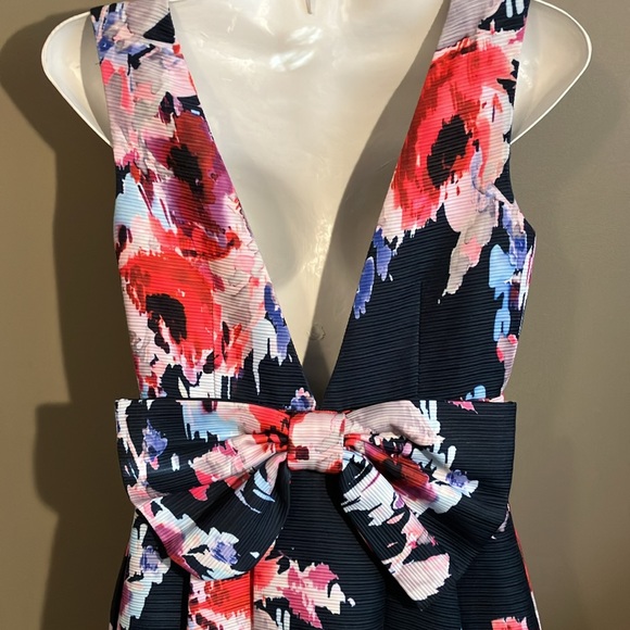 🎊Host Pick🎊Fabulous Kate Spade ♠️ Hazey Floral open V back dress w/back bow - Picture 4 of 16